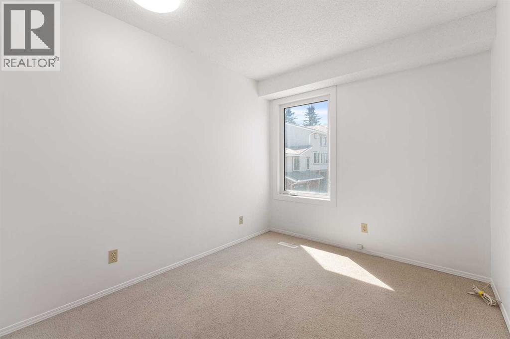 Photo 18 of 38 Coachway Gardens Sw, Calgary AB