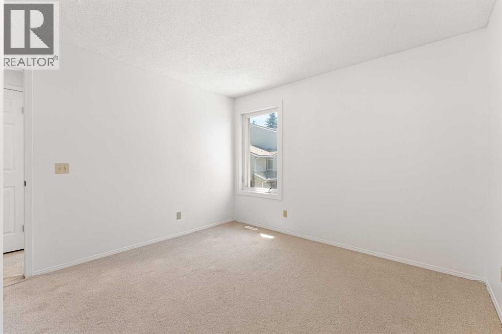 Photo 20 of 38 Coachway Gardens Sw, Calgary AB