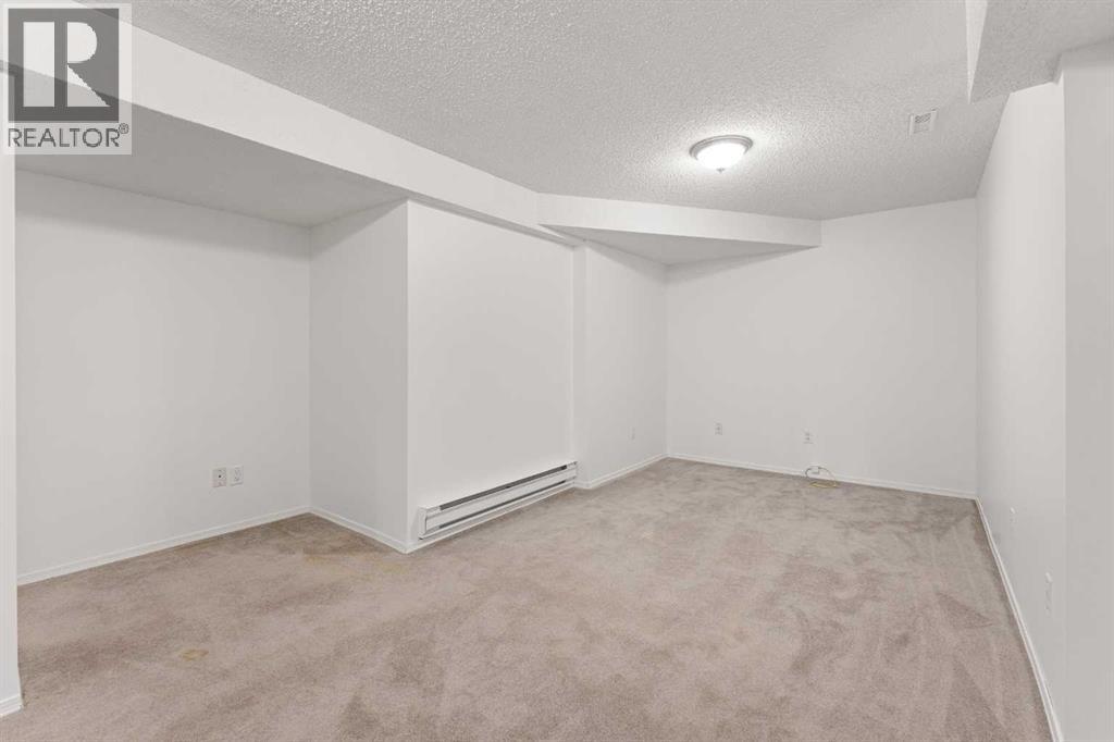 Photo 24 of 38 Coachway Gardens Sw, Calgary AB
