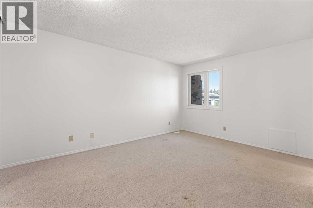 Photo 16 of 38 Coachway Gardens Sw, Calgary AB