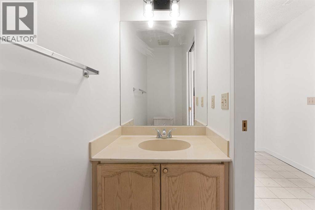 Photo 14 of 38 Coachway Gardens Sw, Calgary AB
