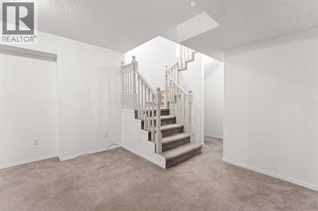 Photo 21 of 38 Coachway Gardens Sw, Calgary AB