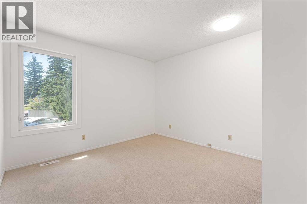 Photo 19 of 38 Coachway Gardens Sw, Calgary AB