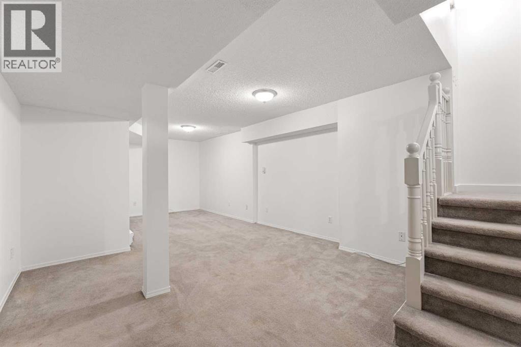 Photo 22 of 38 Coachway Gardens Sw, Calgary AB