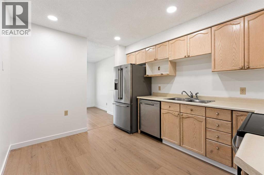 Photo 8 of 38 Coachway Gardens Sw, Calgary AB