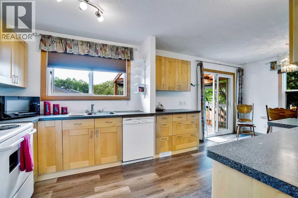 Single Family House Bi-level for Sale in  Rundleson Way NE Rundle Calgary 