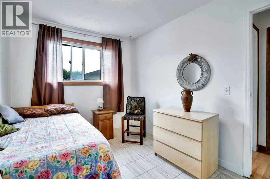 Single Family House Bi-level for Sale in  Rundleson Way NE Rundle Calgary 