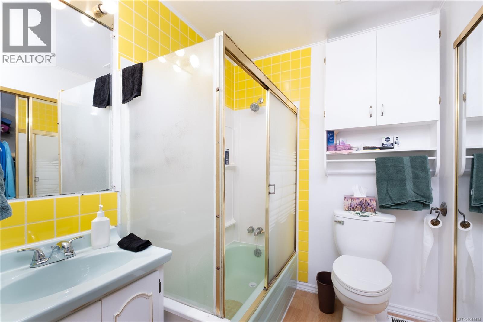 Photo 11 of 549 Colwyn St, Campbell River BC