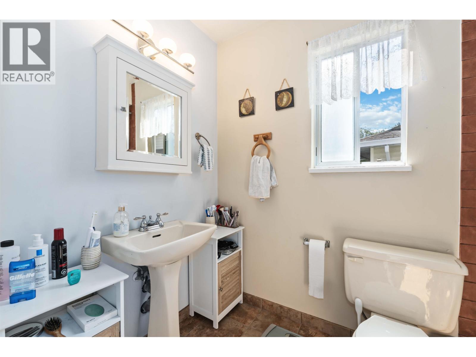 Photo 3 of 21064 Barker Avenue, Maple Ridge BC