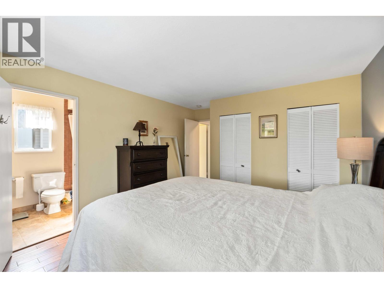 Photo 9 of 21064 Barker Avenue, Maple Ridge BC