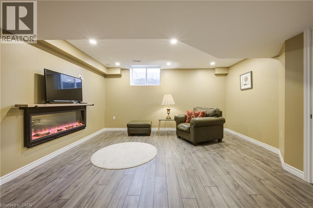 Photo 17 of 71 Heron Street S, Welland ON