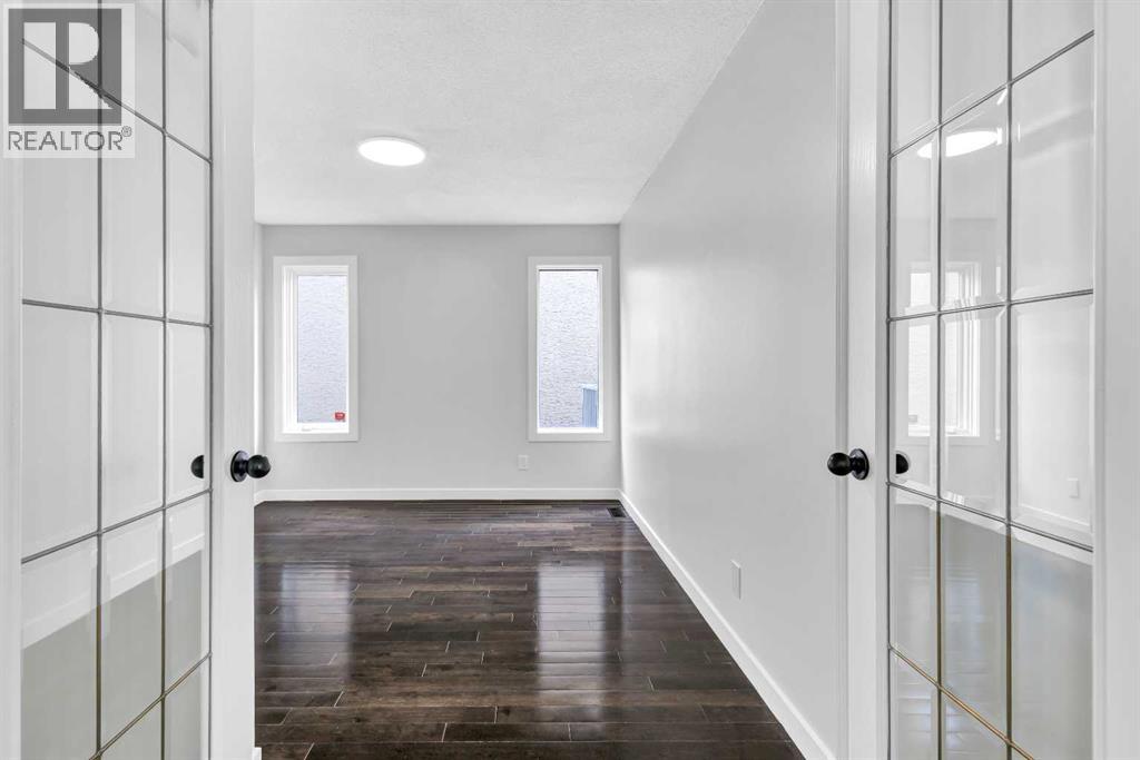 Photo 3 of 919 Shawnee Drive Sw, Calgary AB