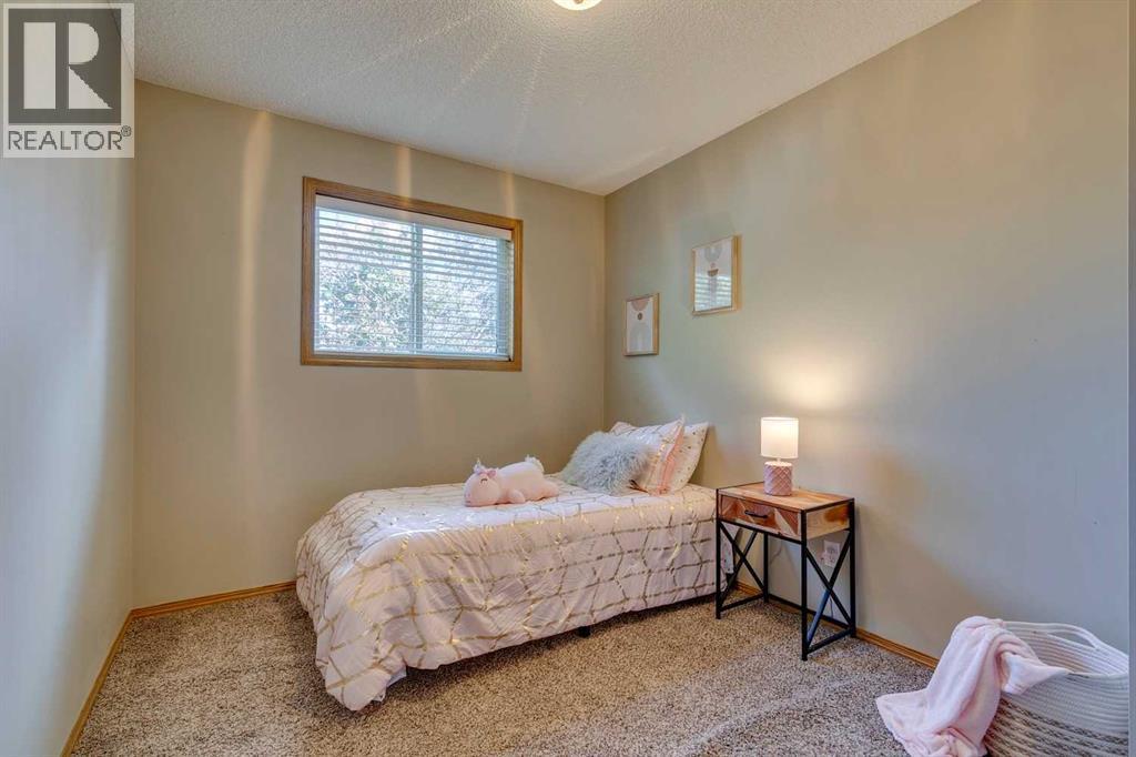 Photo 10 of 107 Somercrest Gardens Sw, Calgary AB