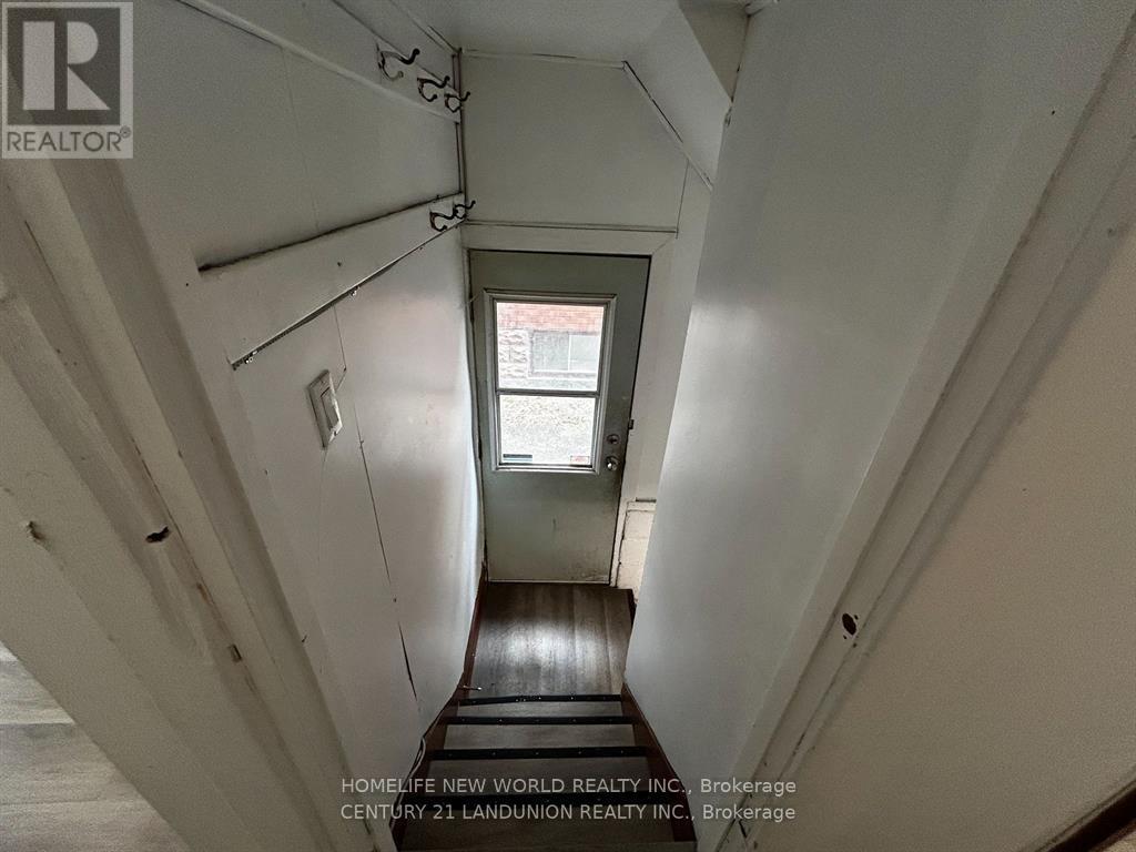 Photo 11 of Main Rm 2 46 Arnold Street, Hamilton ON