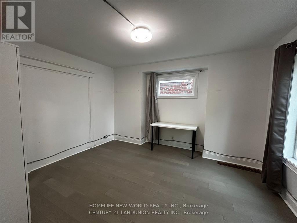 Photo 5 of Main Rm 2 46 Arnold Street, Hamilton ON