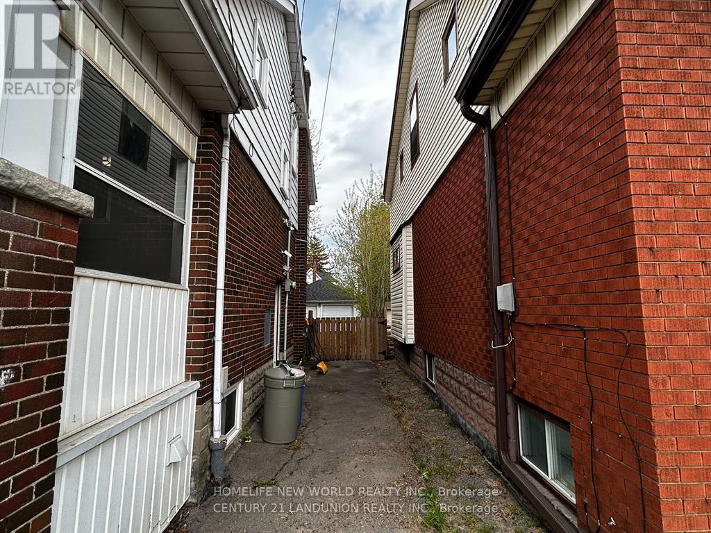 Photo 2 of Main Rm 2 46 Arnold Street, Hamilton ON
