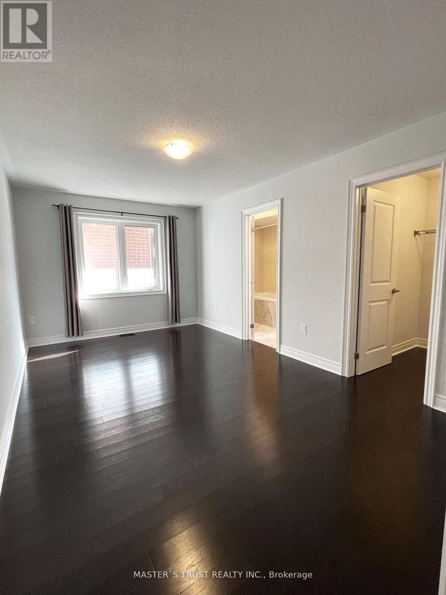 Photo 2 of 18 Clifford Fairbarn Drive, East Gwillimbury ON