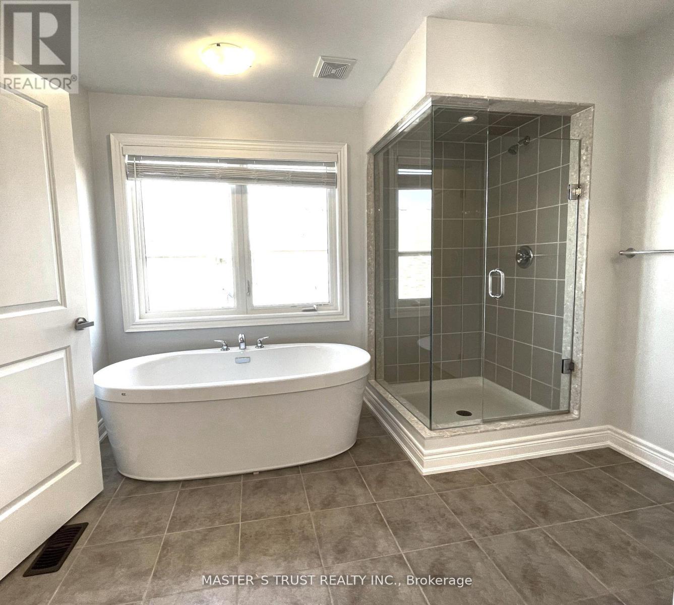 Photo 3 of 18 Clifford Fairbarn Drive, East Gwillimbury ON