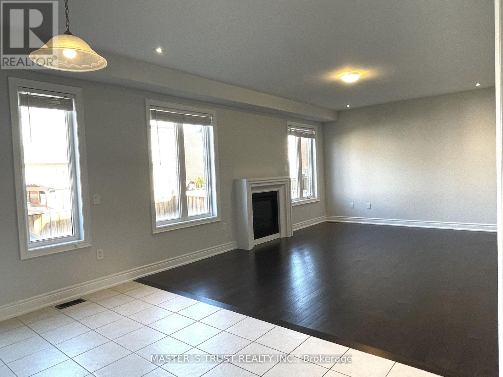 Photo 7 of 18 Clifford Fairbarn Drive, East Gwillimbury ON