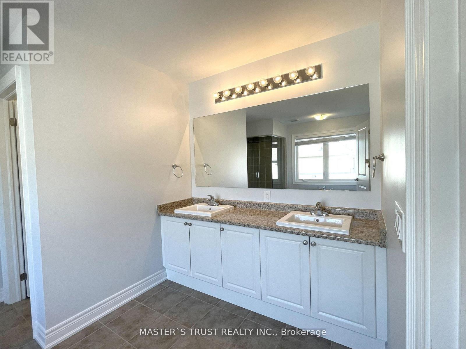 Photo 15 of 18 Clifford Fairbarn Drive, East Gwillimbury ON