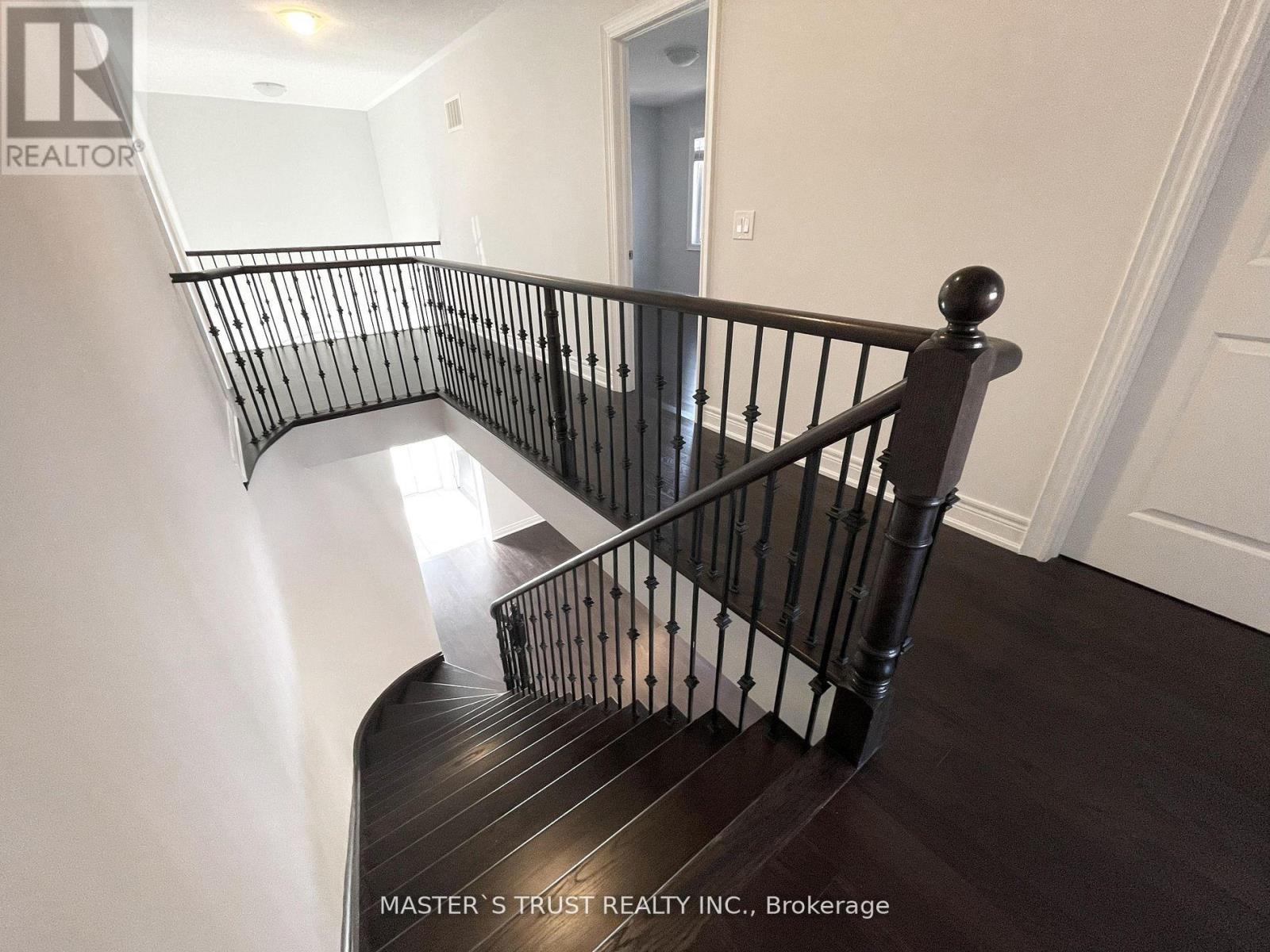 Photo 6 of 18 Clifford Fairbarn Drive, East Gwillimbury ON