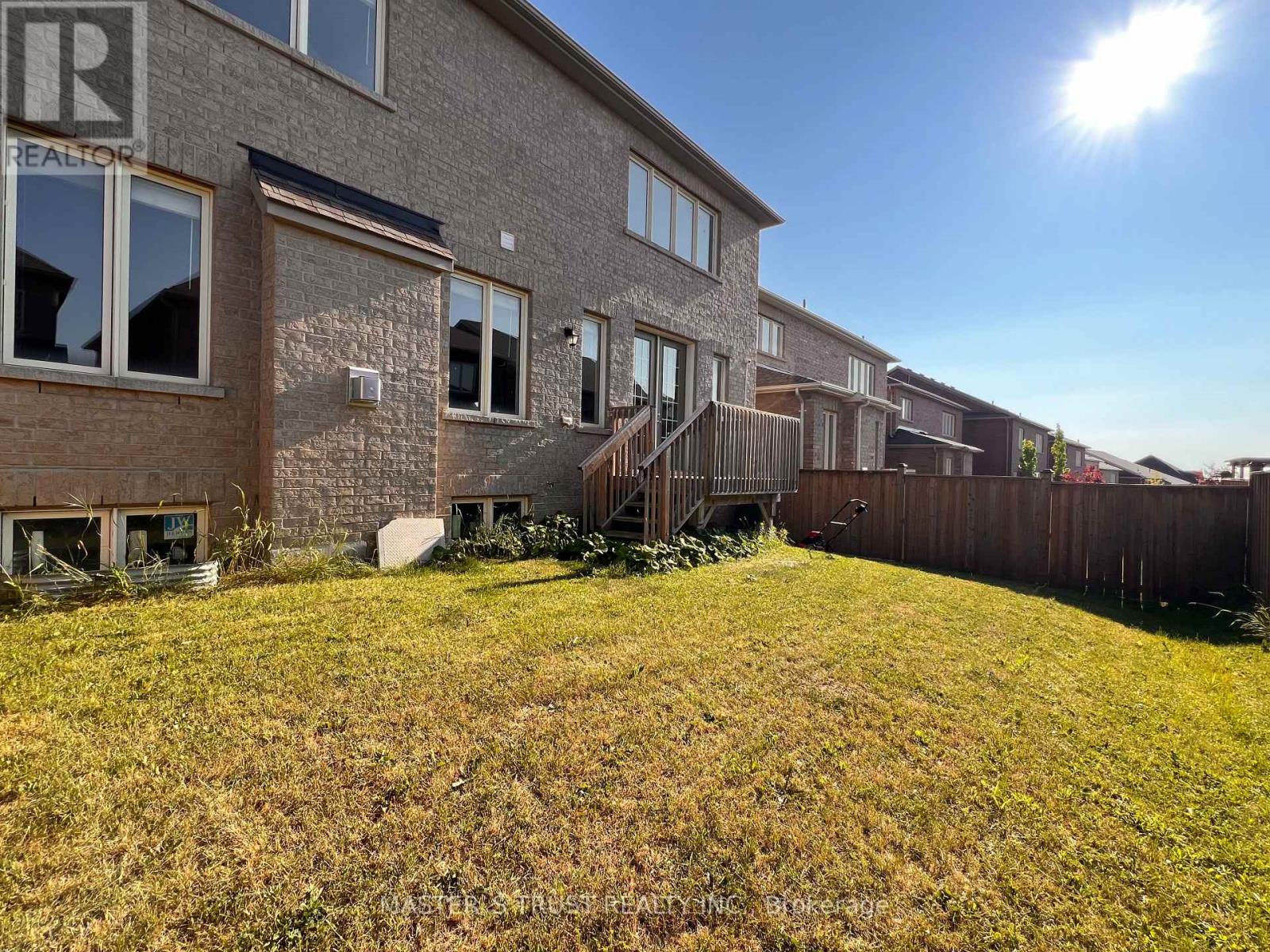 Photo 10 of 18 Clifford Fairbarn Drive, East Gwillimbury ON