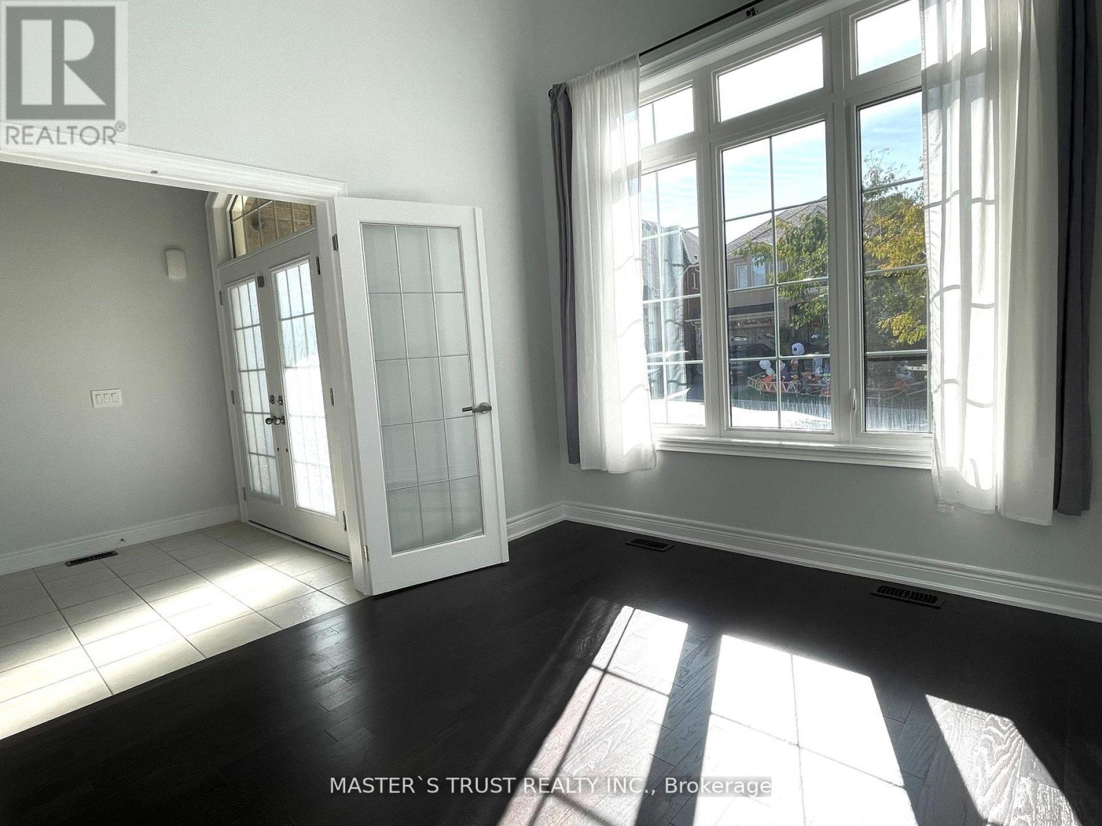 Photo 8 of 18 Clifford Fairbarn Drive, East Gwillimbury ON