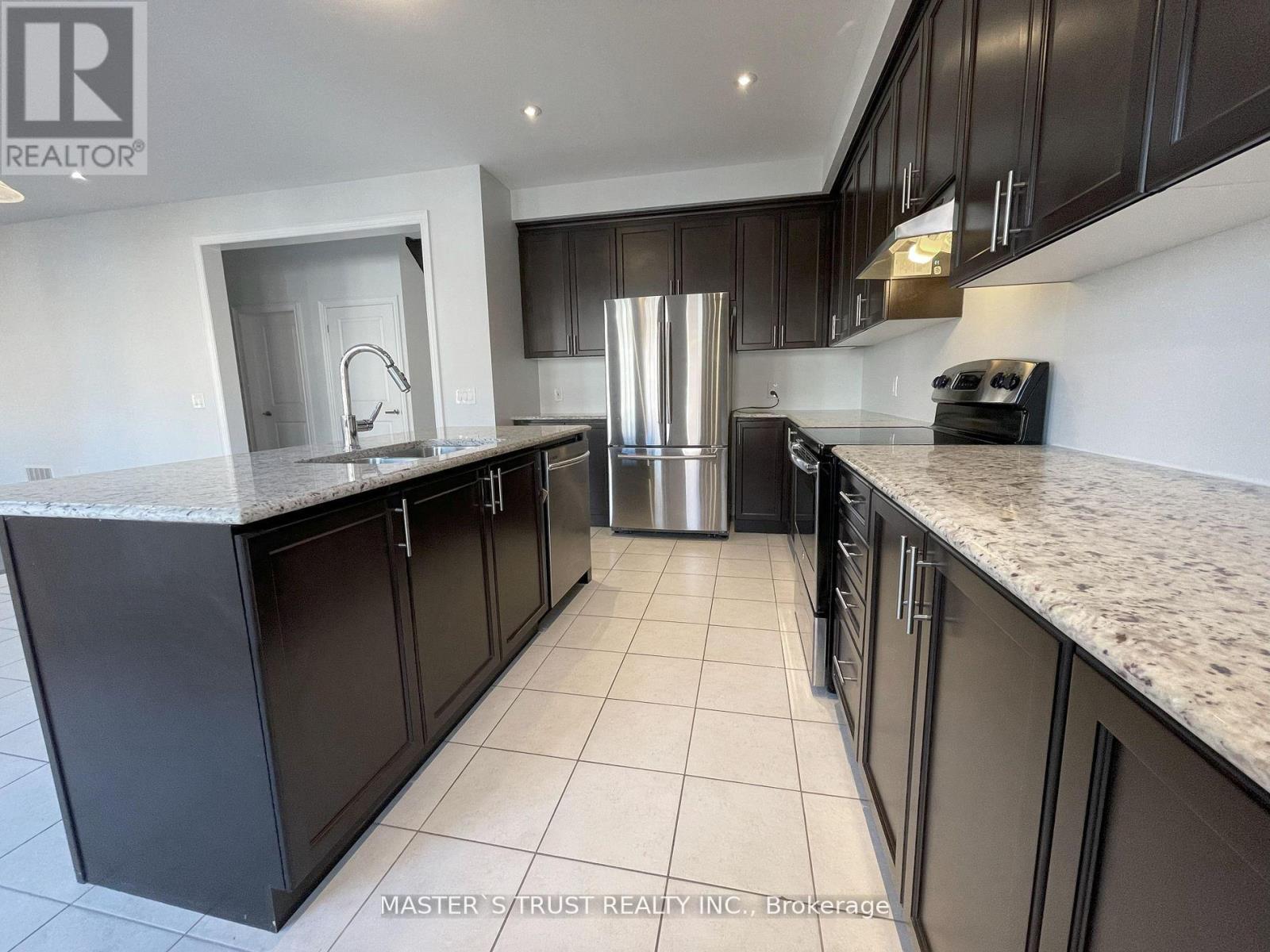 Photo 13 of 18 Clifford Fairbarn Drive, East Gwillimbury ON