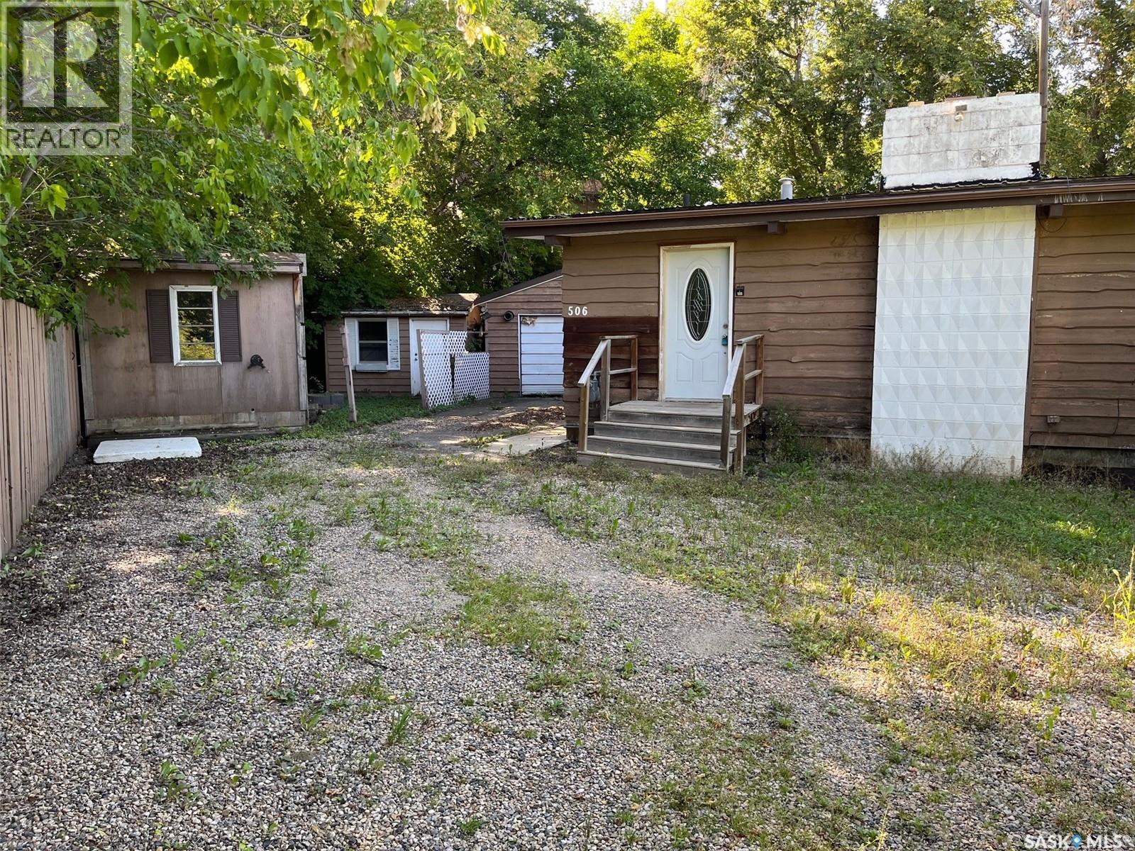 Photo 2 of 506 14th Street E, Regina Beach SK