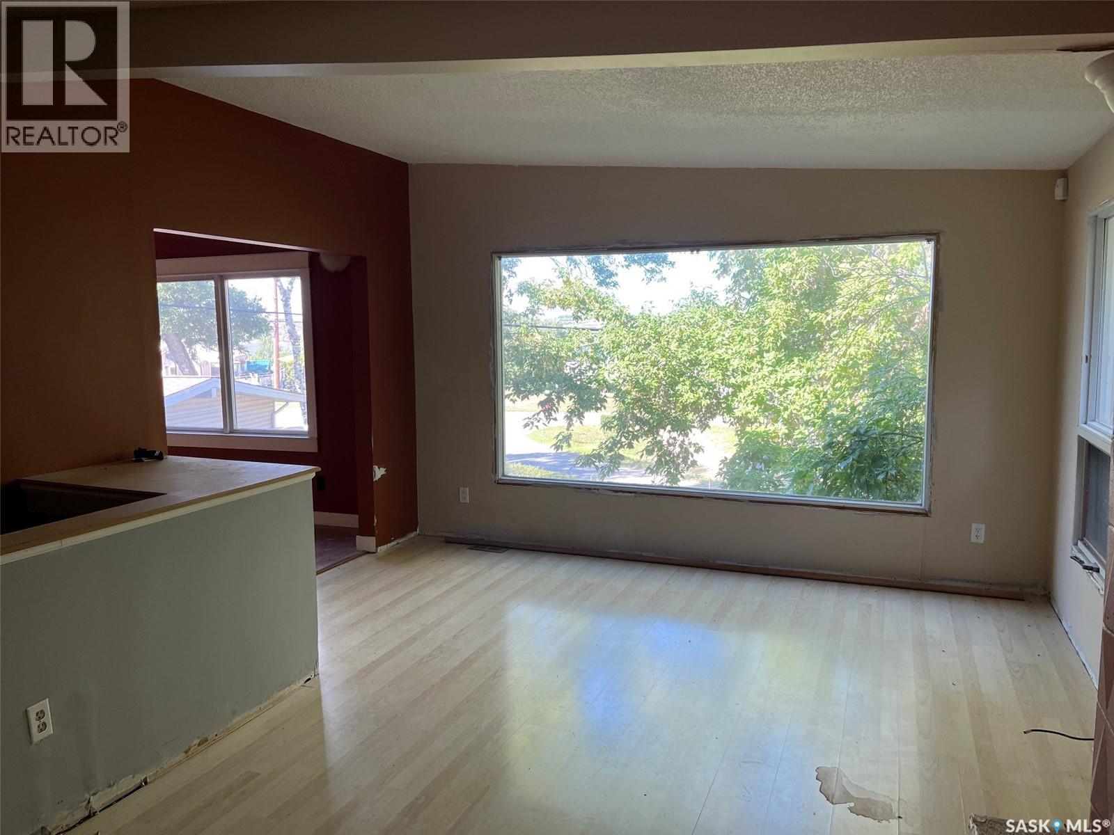 Photo 4 of 506 14th Street E, Regina Beach SK