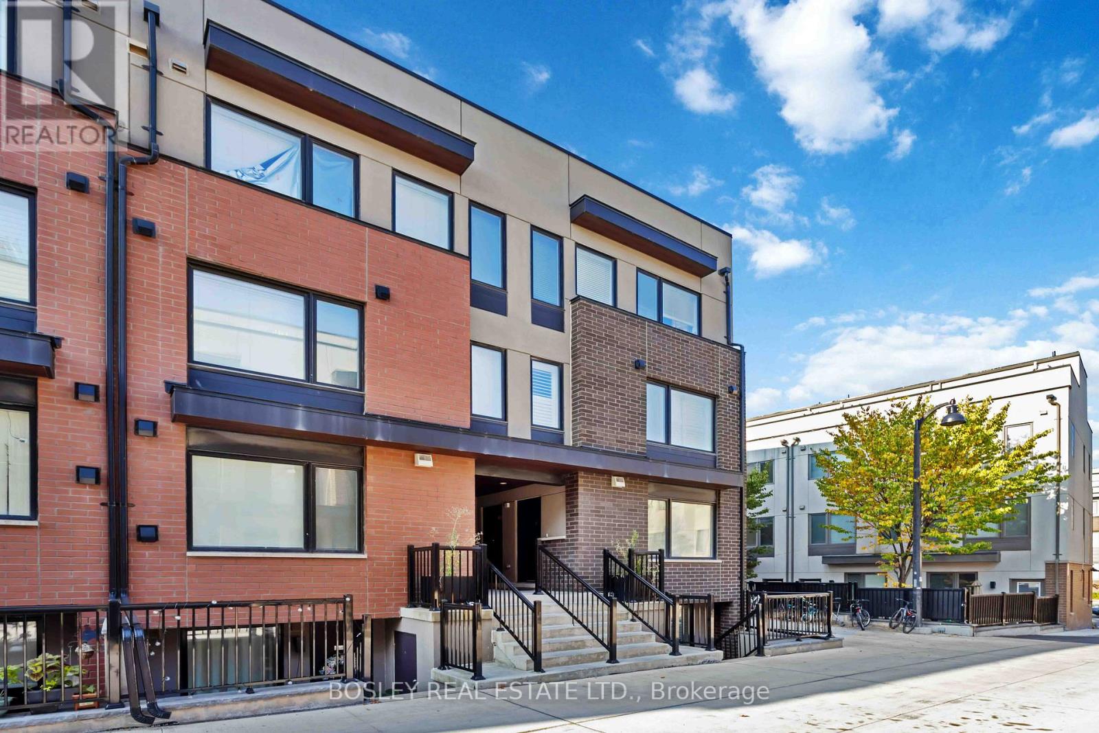 Photo 4 of 16 142 William Duncan Road, Toronto ON