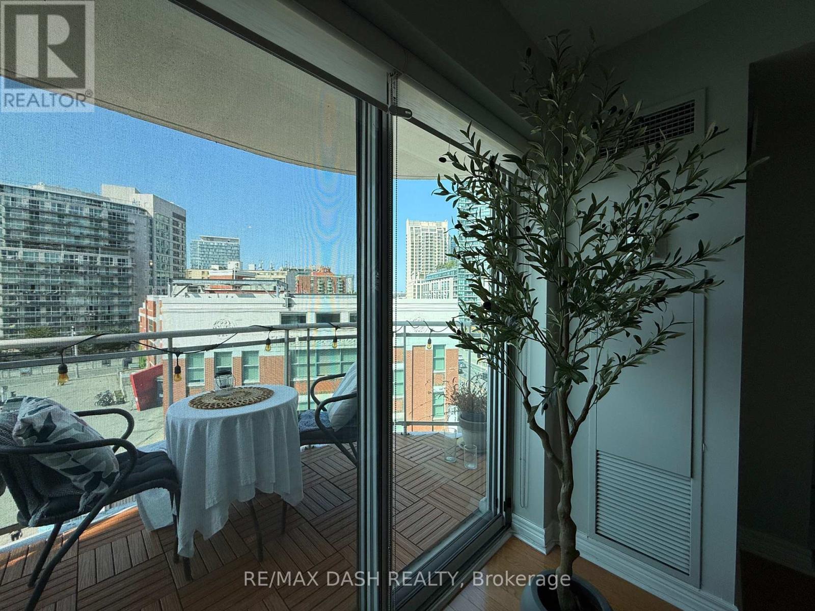 Photo 3 of 718 600 Queens Quay W, Toronto ON