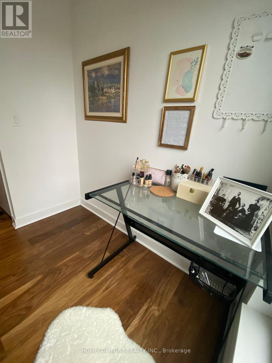 Photo 4 of 405 58 Orchard View Boulevard, Toronto ON