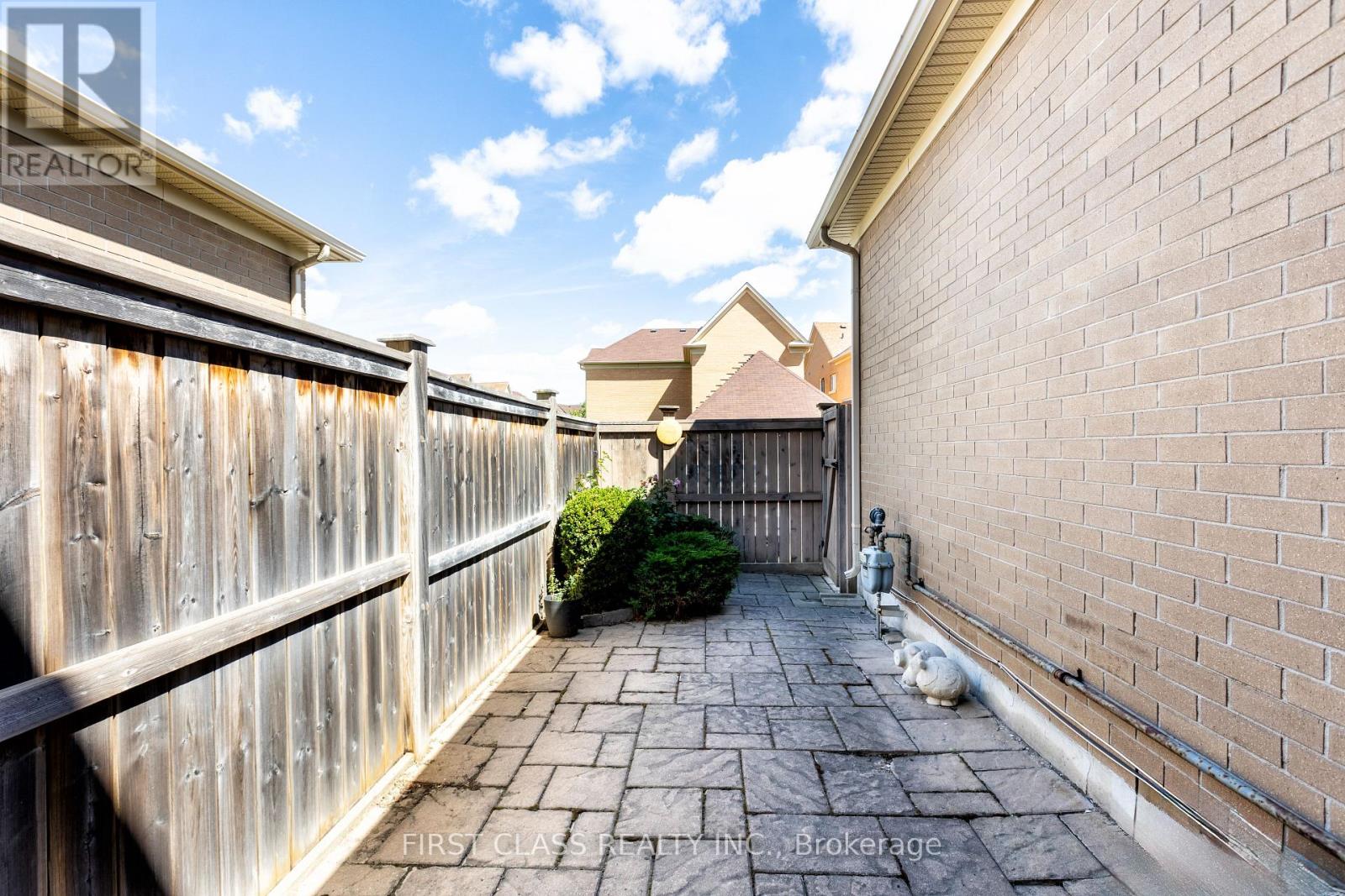 Photo 4 of 10501 Woodbine Ave Avenue, Markham ON