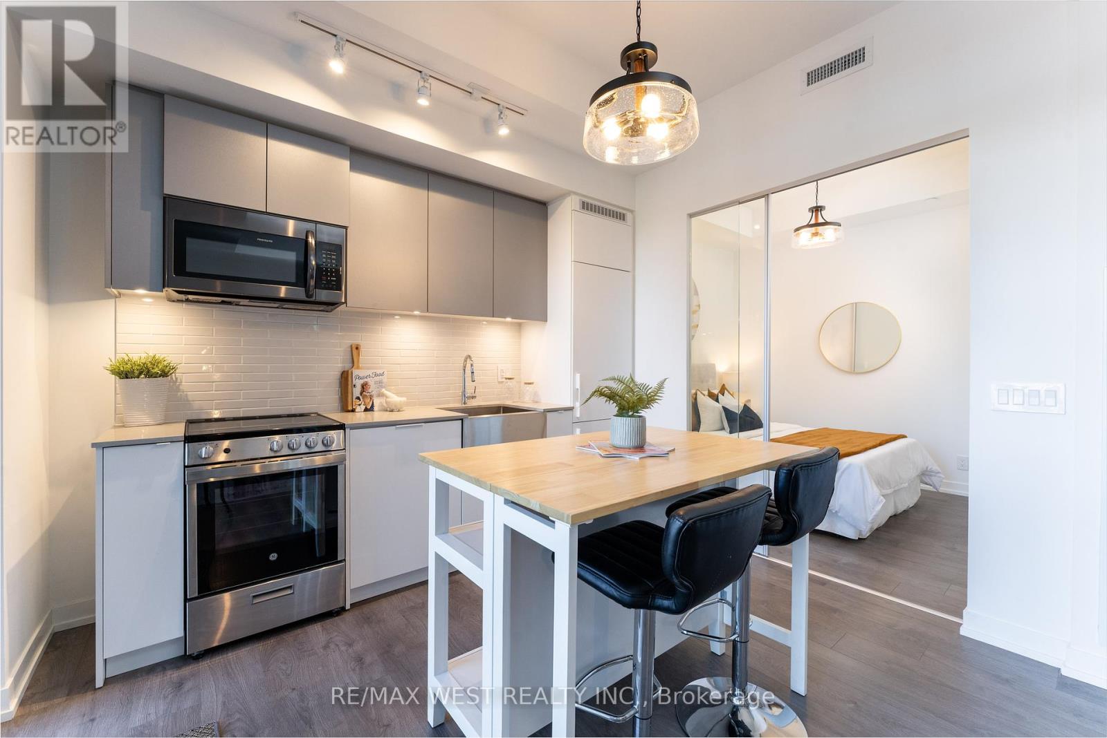 Photo 2 of 413 270 Dufferin Street, Toronto ON