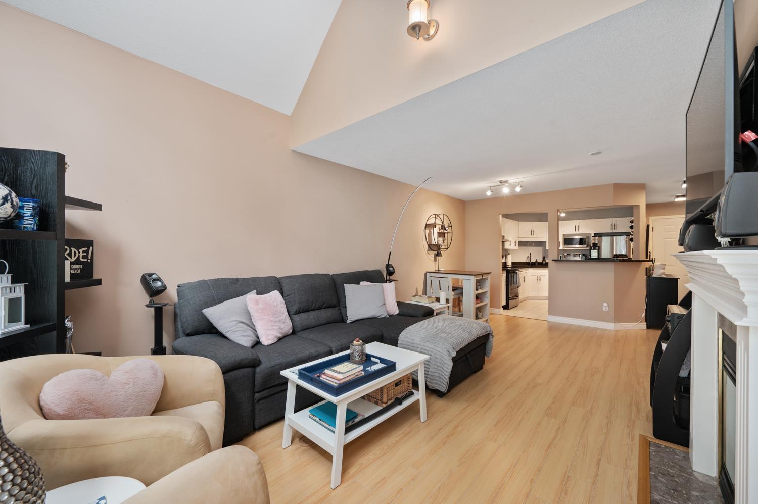 Photo 33 of 407 33280 E Bourquin Crescent, Abbotsford BC