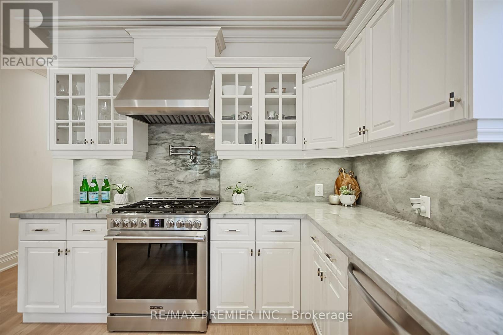 Photo 12 of 115 Southlawn Drive, Vaughan ON