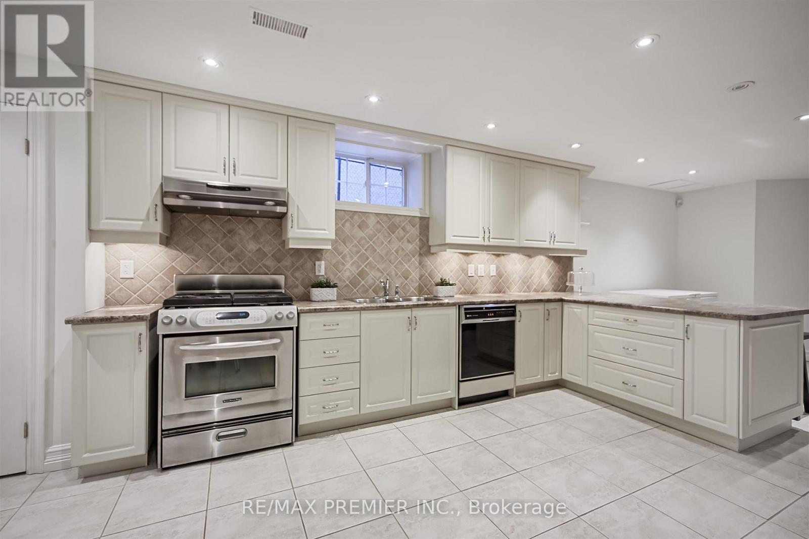 Photo 36 of 115 Southlawn Drive, Vaughan ON