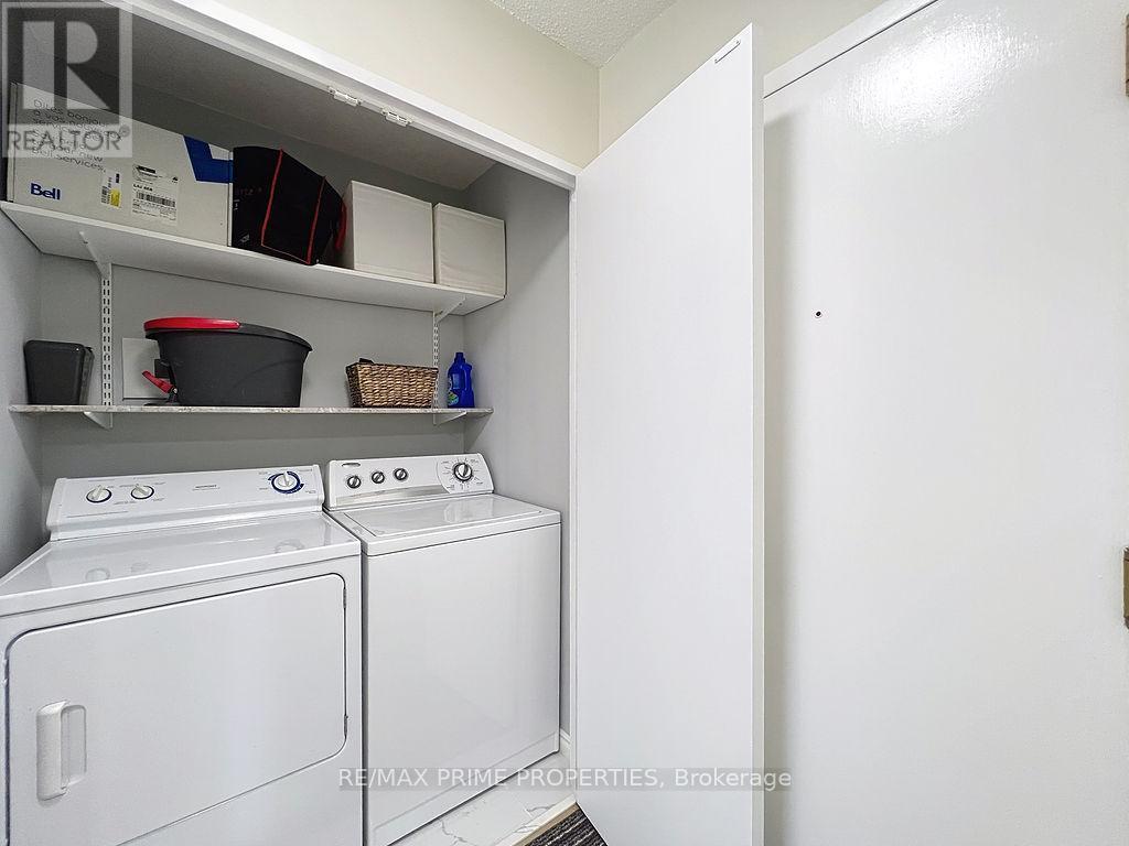 Photo 13 of 608 91 Townsgate Drive, Vaughan ON
