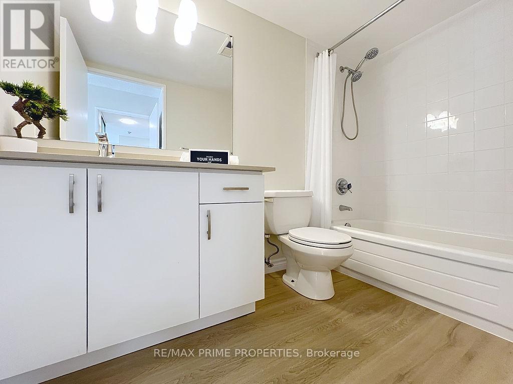 Photo 4 of 608 91 Townsgate Drive, Vaughan ON