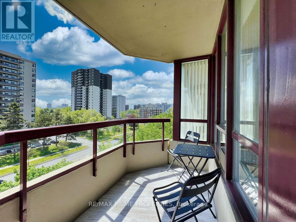 Photo 15 of 608 91 Townsgate Drive, Vaughan ON
