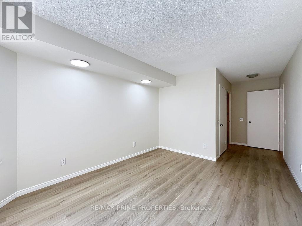 Photo 14 of 608 91 Townsgate Drive, Vaughan ON