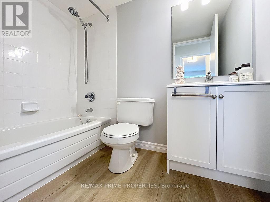 Photo 5 of 608 91 Townsgate Drive, Vaughan ON