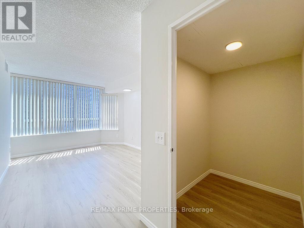 Photo 16 of 608 91 Townsgate Drive, Vaughan ON