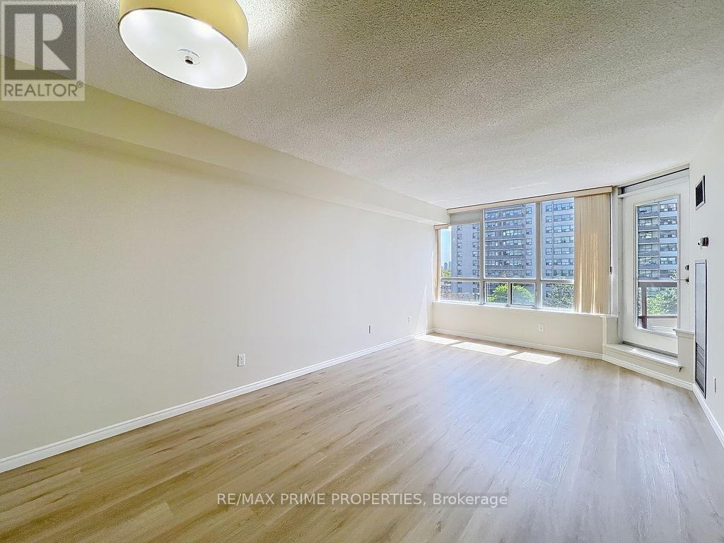 Photo 8 of 608 91 Townsgate Drive, Vaughan ON