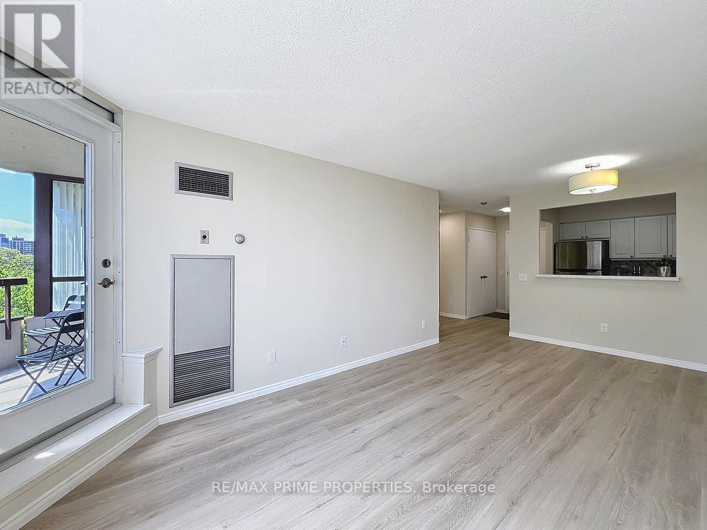 Photo 10 of 608 91 Townsgate Drive, Vaughan ON