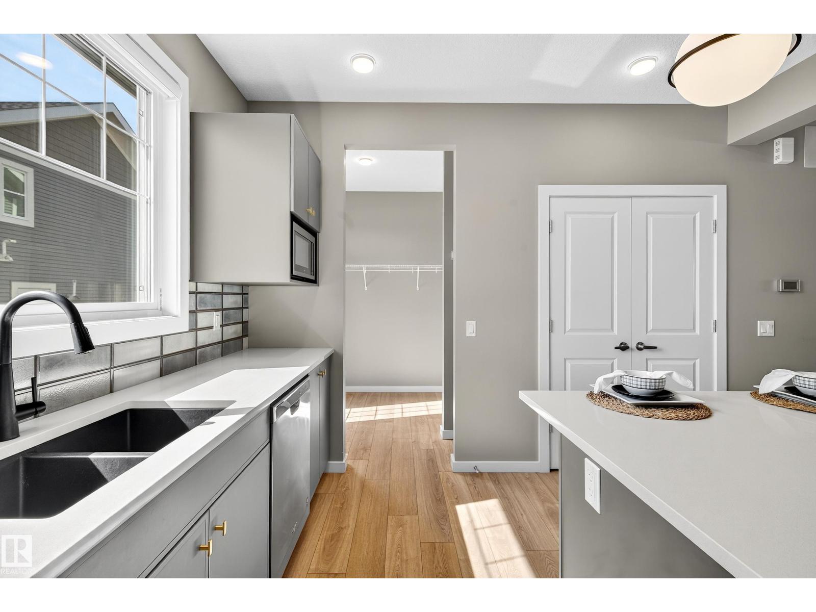 Photo 7 of 6337 Greenaway Av Nw, Edmonton AB