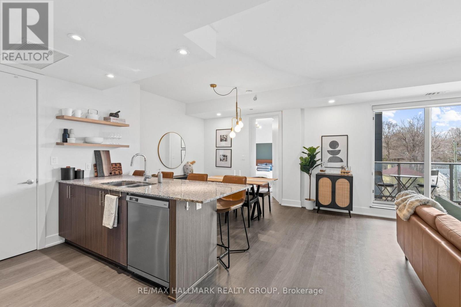 Photo 6 of 401 7 Marquette Avenue, Ottawa ON