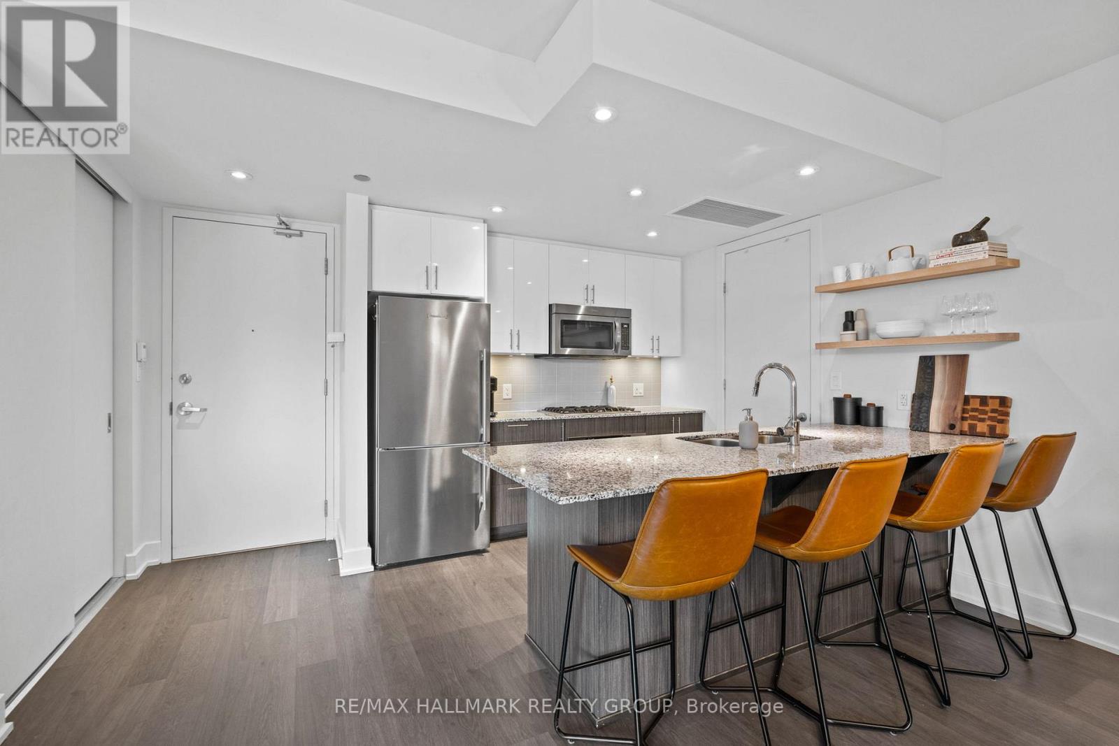 Photo 3 of 401 7 Marquette Avenue, Ottawa ON