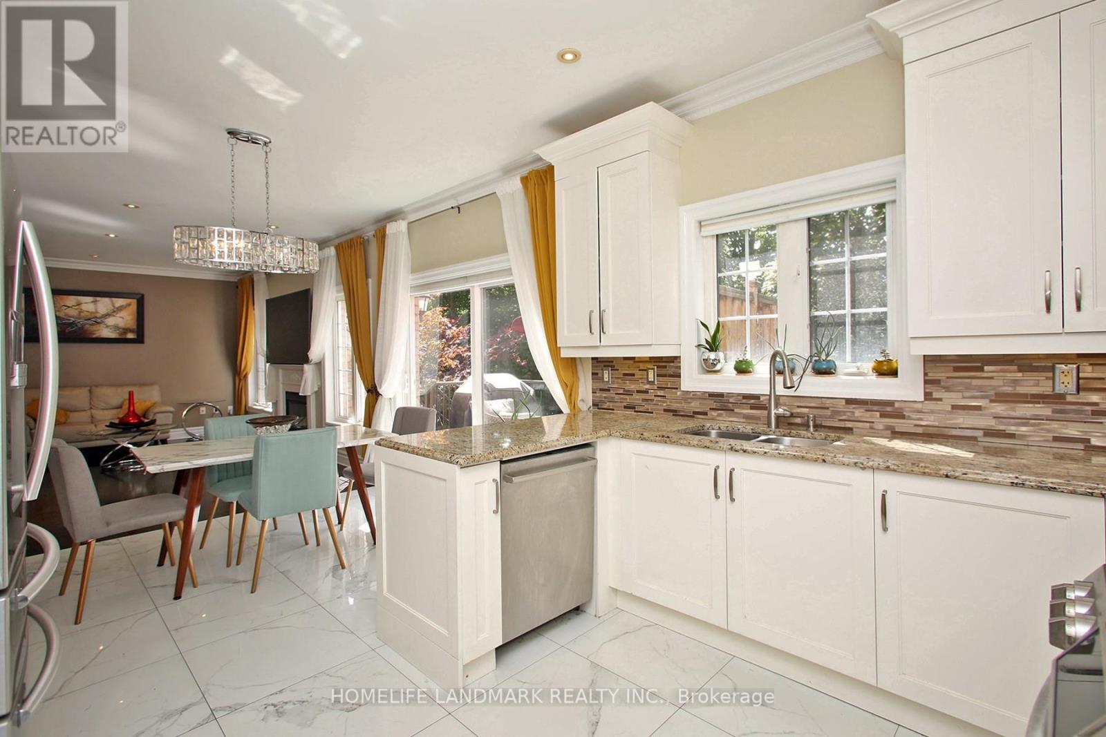 Photo 18 of 44 Skywood Drive, Richmond Hill ON